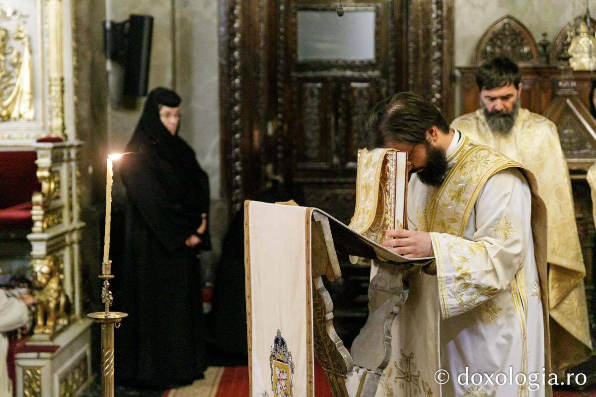 IPS Ioachim al Romanului și Bacăului a slujit Sfânta Liturghie în a patra zi a Hramului Sfintei Parascheva / Foto: pr. Silviu Cluci