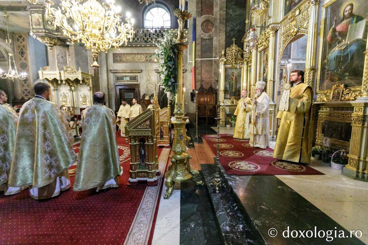 IPS Ioachim al Romanului și Bacăului a slujit Sfânta Liturghie în a patra zi a Hramului Sfintei Parascheva / Foto: pr. Silviu Cluci