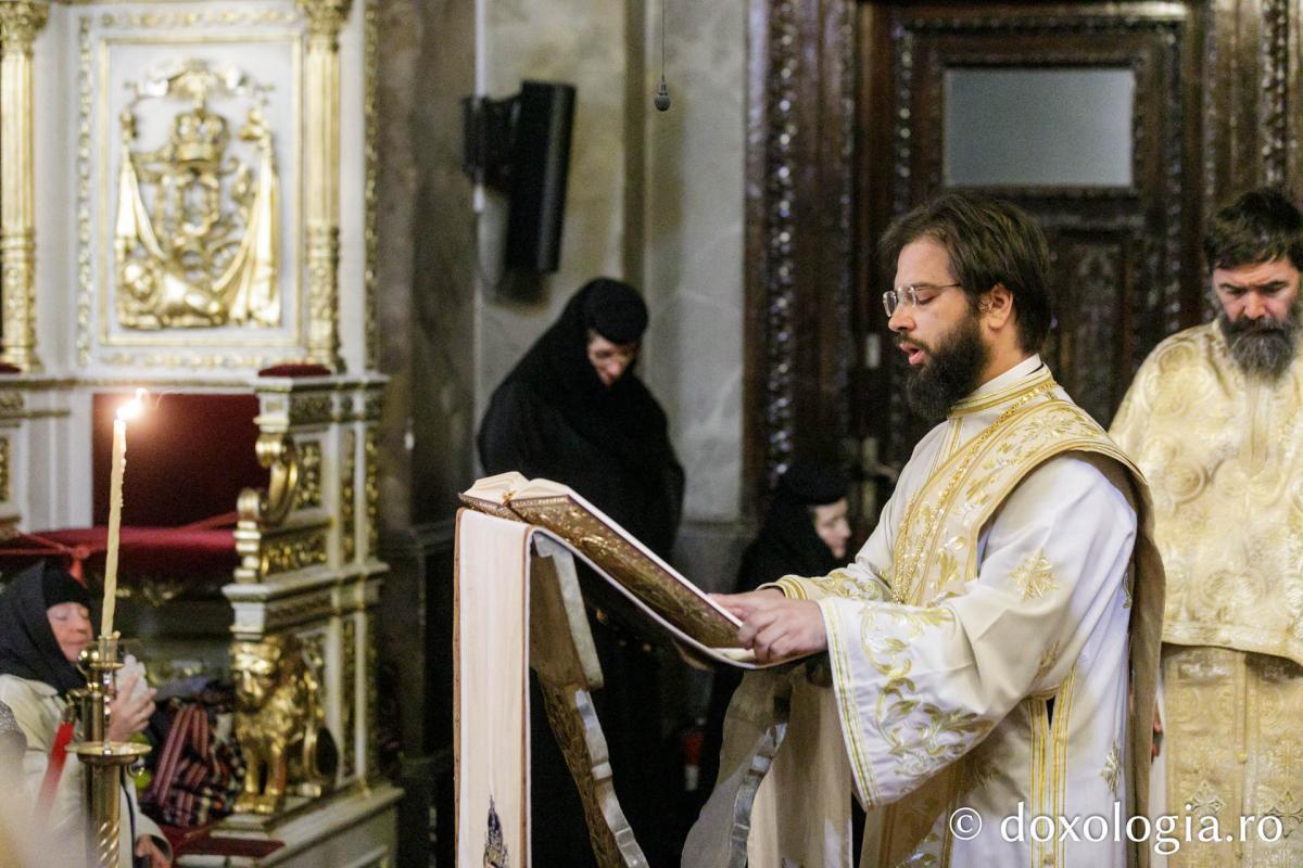 IPS Ioachim al Romanului și Bacăului a slujit Sfânta Liturghie în a patra zi a Hramului Sfintei Parascheva / Foto: pr. Silviu Cluci