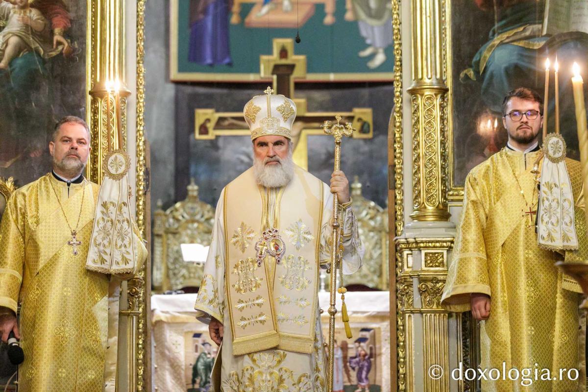 IPS Ioachim al Romanului și Bacăului a slujit Sfânta Liturghie în a patra zi a Hramului Sfintei Parascheva / Foto: pr. Silviu Cluci