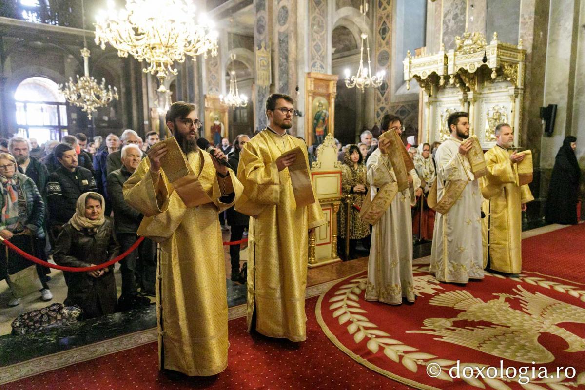 IPS Ioachim al Romanului și Bacăului a slujit Sfânta Liturghie în a patra zi a Hramului Sfintei Parascheva / Foto: pr. Silviu Cluci