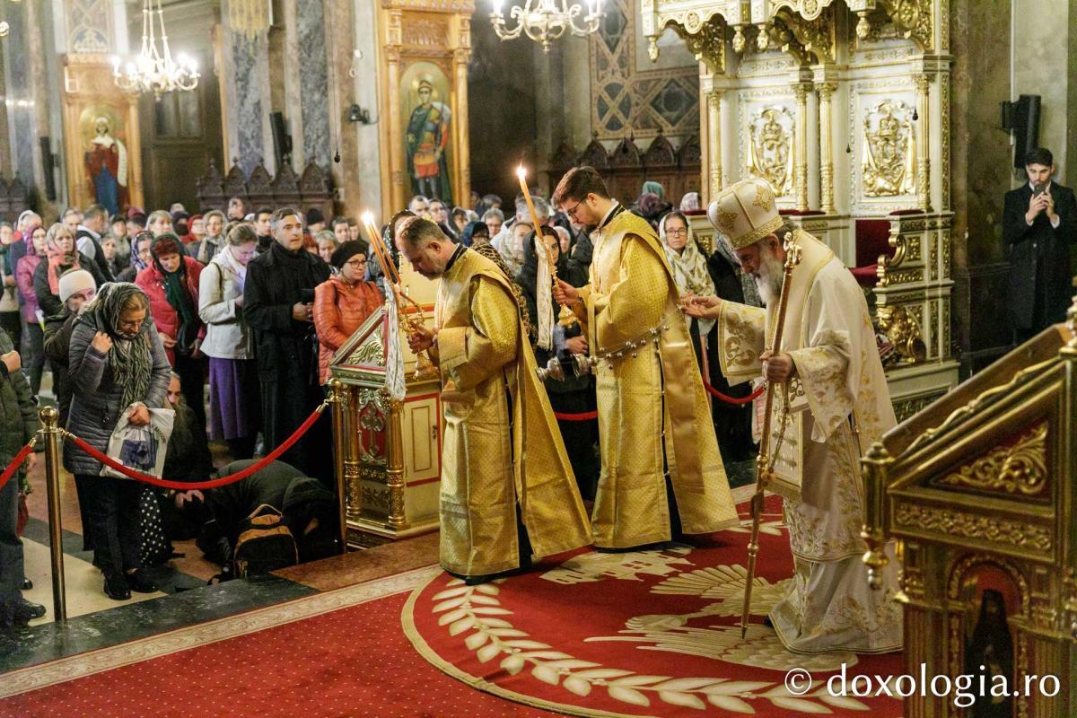 IPS Ioachim al Romanului și Bacăului a slujit Sfânta Liturghie în a patra zi a Hramului Sfintei Parascheva / Foto: pr. Silviu Cluci