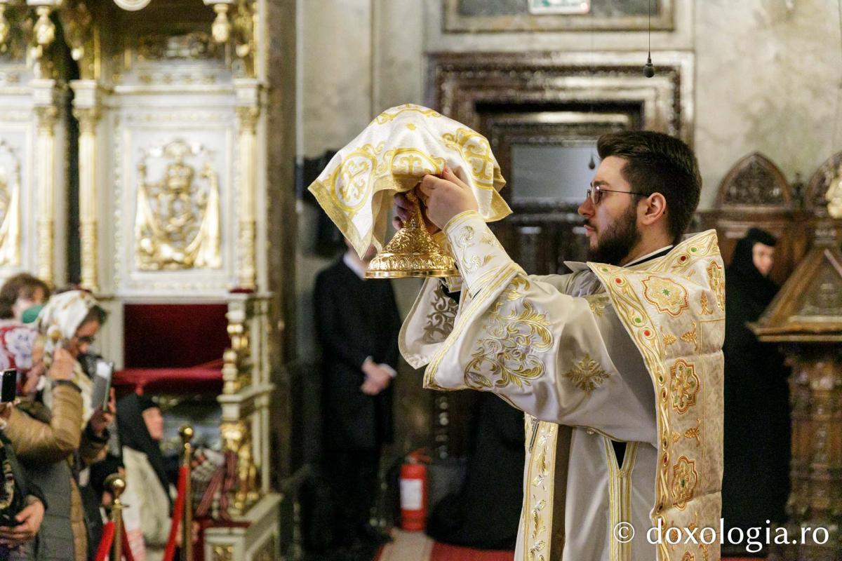 IPS Ioachim al Romanului și Bacăului a slujit Sfânta Liturghie în a patra zi a Hramului Sfintei Parascheva / Foto: pr. Silviu Cluci