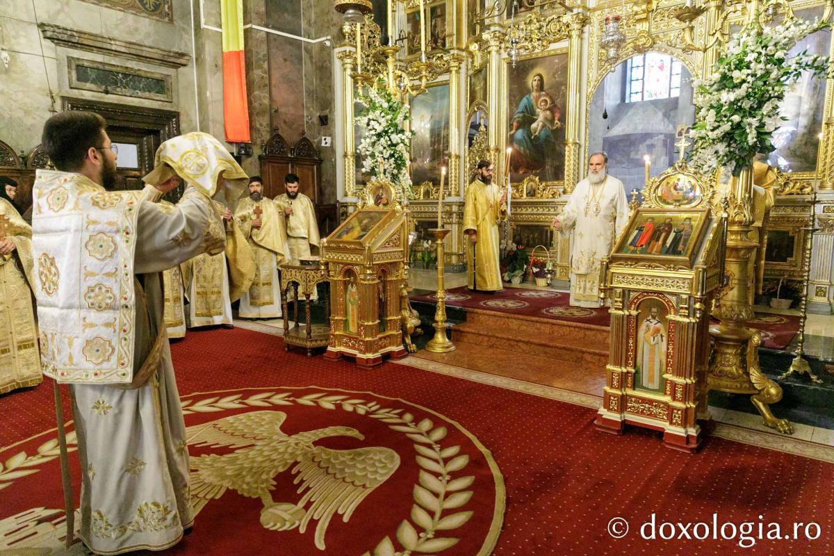 IPS Ioachim al Romanului și Bacăului a slujit Sfânta Liturghie în a patra zi a Hramului Sfintei Parascheva / Foto: pr. Silviu Cluci