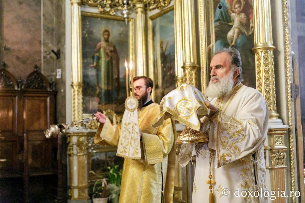 IPS Ioachim al Romanului și Bacăului a slujit Sfânta Liturghie în a patra zi a Hramului Sfintei Parascheva / Foto: pr. Silviu Cluci