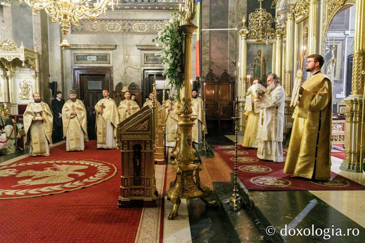 IPS Ioachim al Romanului și Bacăului a slujit Sfânta Liturghie în a patra zi a Hramului Sfintei Parascheva / Foto: pr. Silviu Cluci