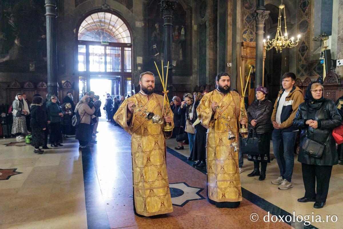 PS Damaschin Dorneanul a slujit Sfânta Liturghie în a șasea zi a Hramului Sfintei Parascheva / Foto: pr. Silviu Cluci