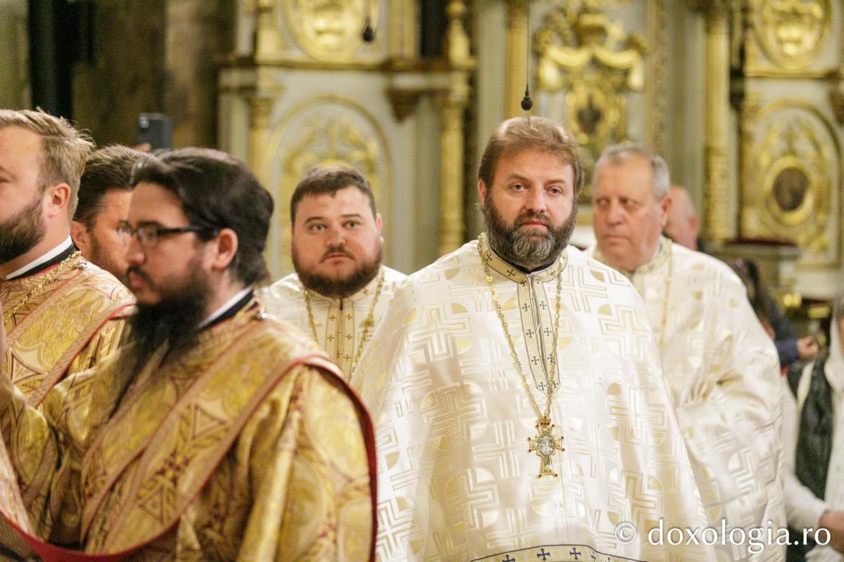 PS Damaschin Dorneanul a slujit Sfânta Liturghie în a șasea zi a Hramului Sfintei Parascheva / Foto: pr. Silviu Cluci