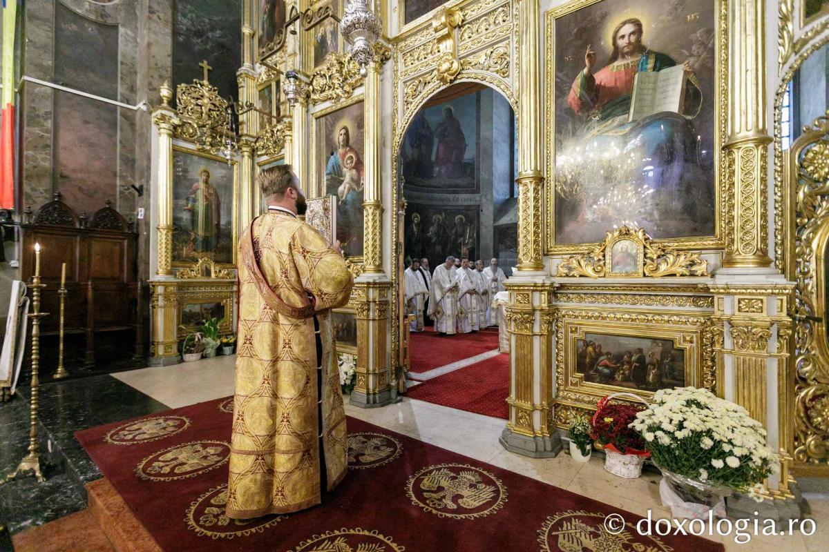 PS Damaschin Dorneanul a slujit Sfânta Liturghie în a șasea zi a Hramului Sfintei Parascheva / Foto: pr. Silviu Cluci