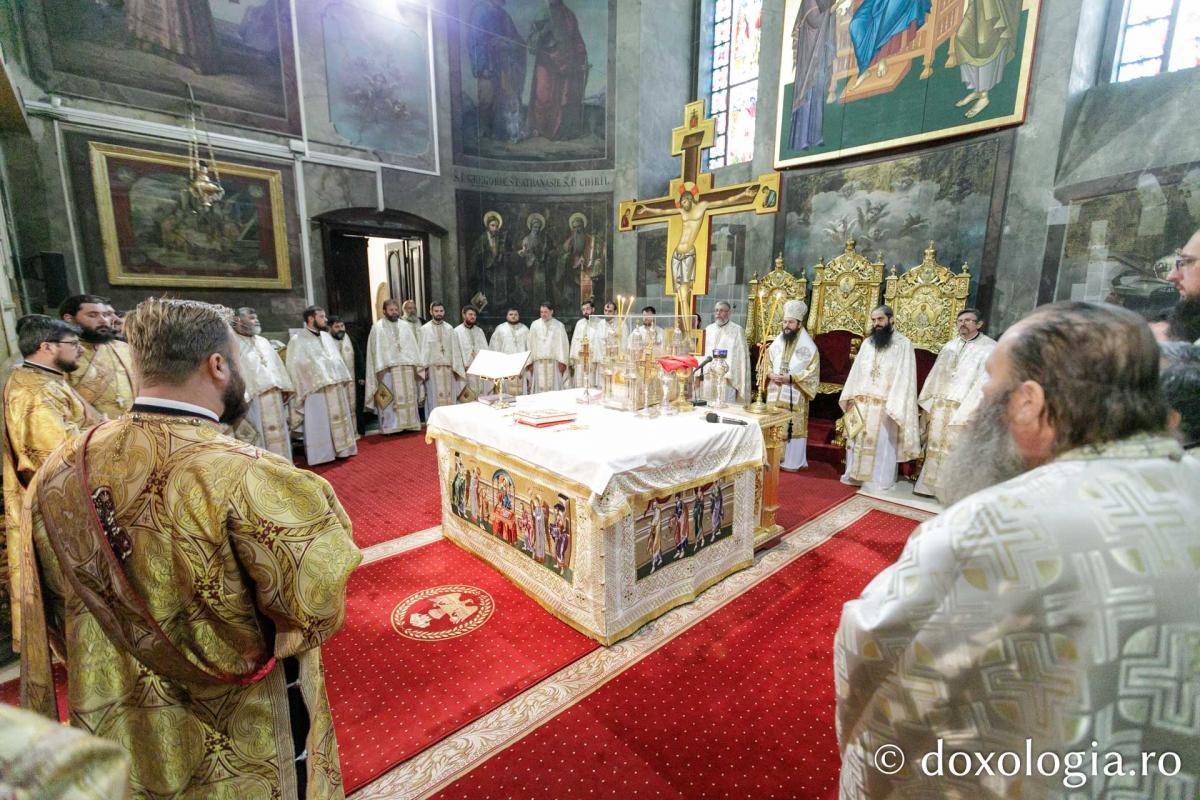 PS Damaschin Dorneanul a slujit Sfânta Liturghie în a șasea zi a Hramului Sfintei Parascheva / Foto: pr. Silviu Cluci