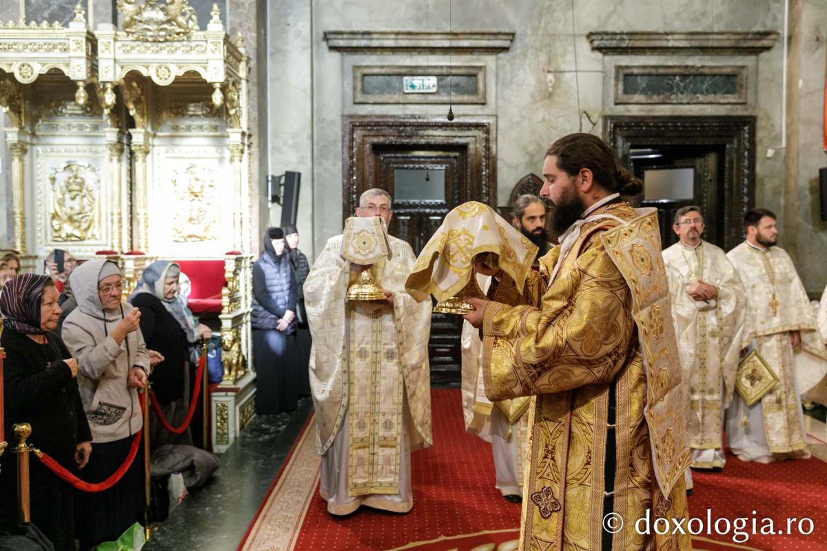 PS Damaschin Dorneanul a slujit Sfânta Liturghie în a șasea zi a Hramului Sfintei Parascheva / Foto: pr. Silviu Cluci