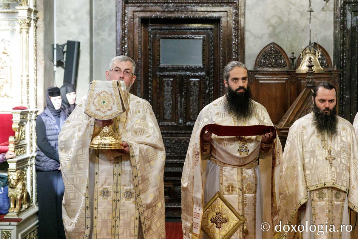 PS Damaschin Dorneanul a slujit Sfânta Liturghie în a șasea zi a Hramului Sfintei Parascheva / Foto: pr. Silviu Cluci