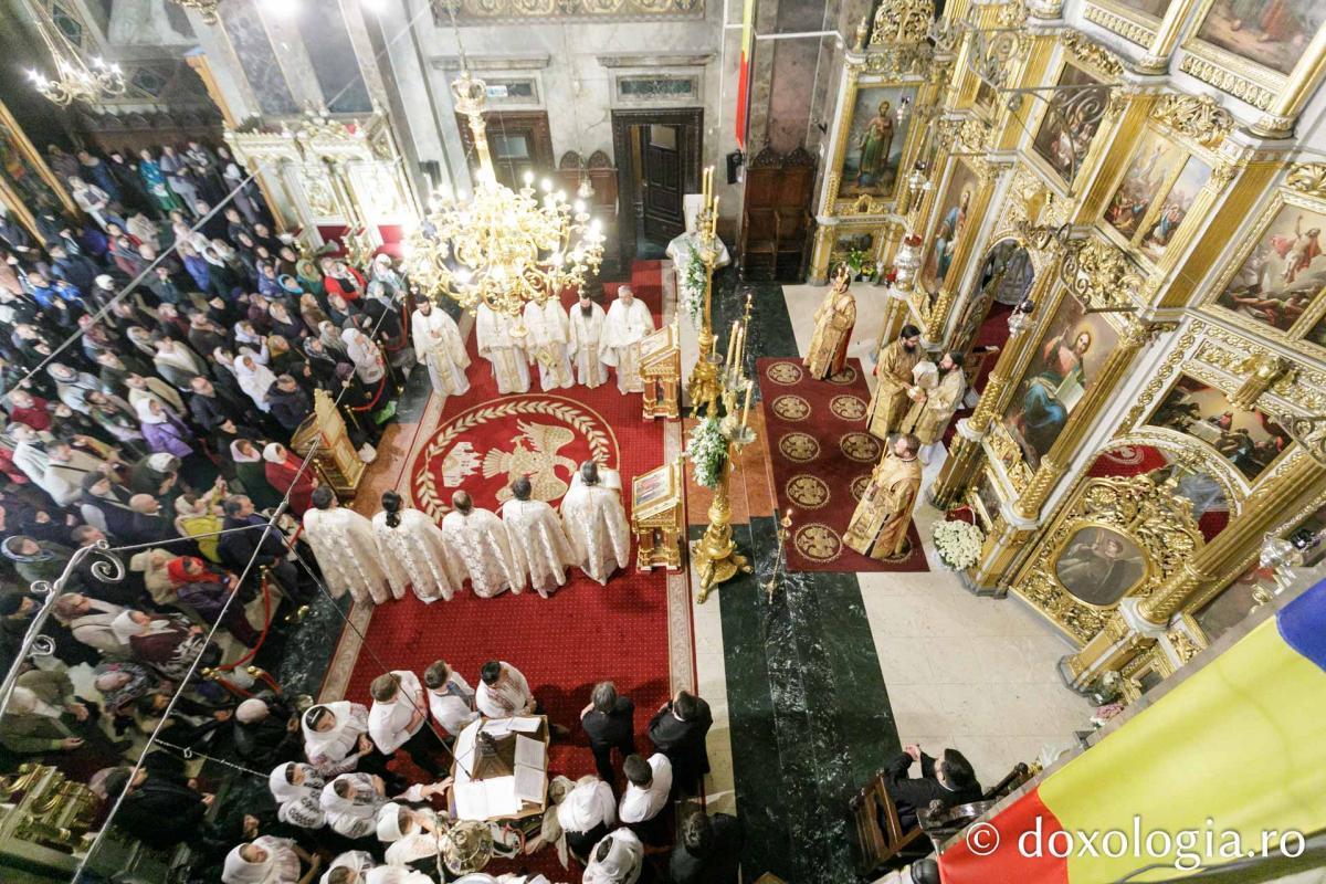 PS Damaschin Dorneanul a slujit Sfânta Liturghie în a șasea zi a Hramului Sfintei Parascheva / Foto: pr. Silviu Cluci