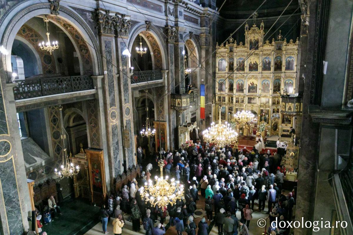 PS Damaschin Dorneanul a slujit Sfânta Liturghie în a șasea zi a Hramului Sfintei Parascheva / Foto: pr. Silviu Cluci