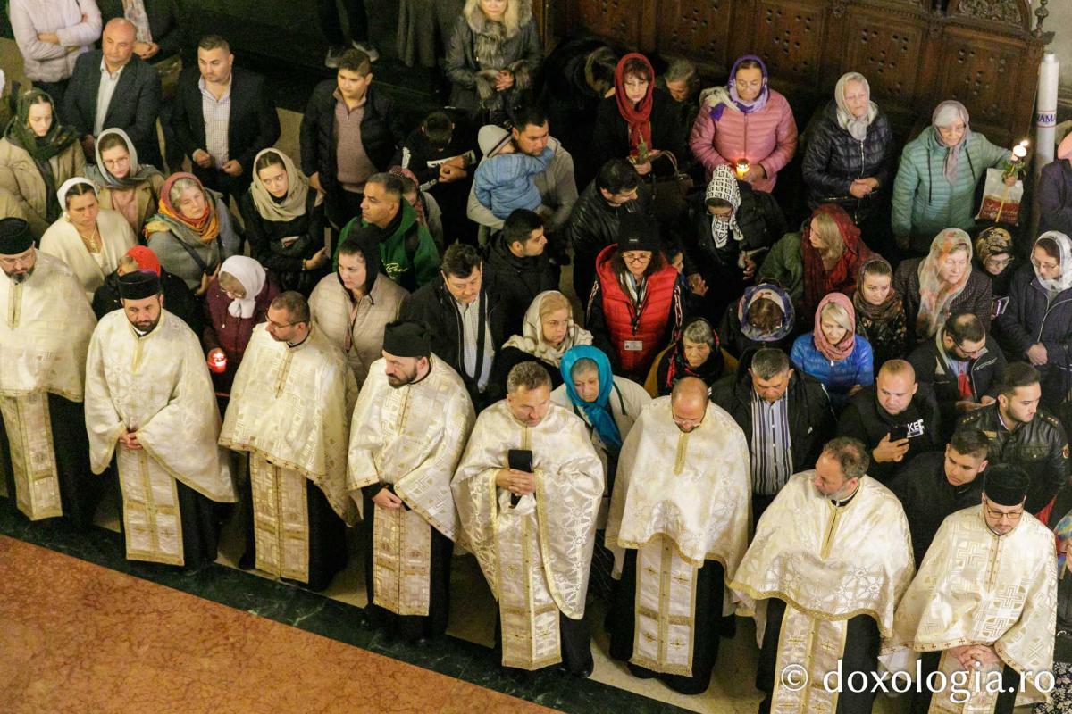 Procesiunea scoaterii spre închinare a moaștelor Sfintei Cuvioase Parascheva / Foto: pr. Silviu Cluci