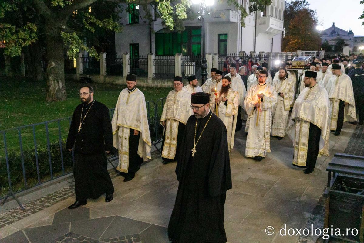 Procesiunea scoaterii spre închinare a moaștelor Sfintei Cuvioase Parascheva / Foto: pr. Silviu Cluci