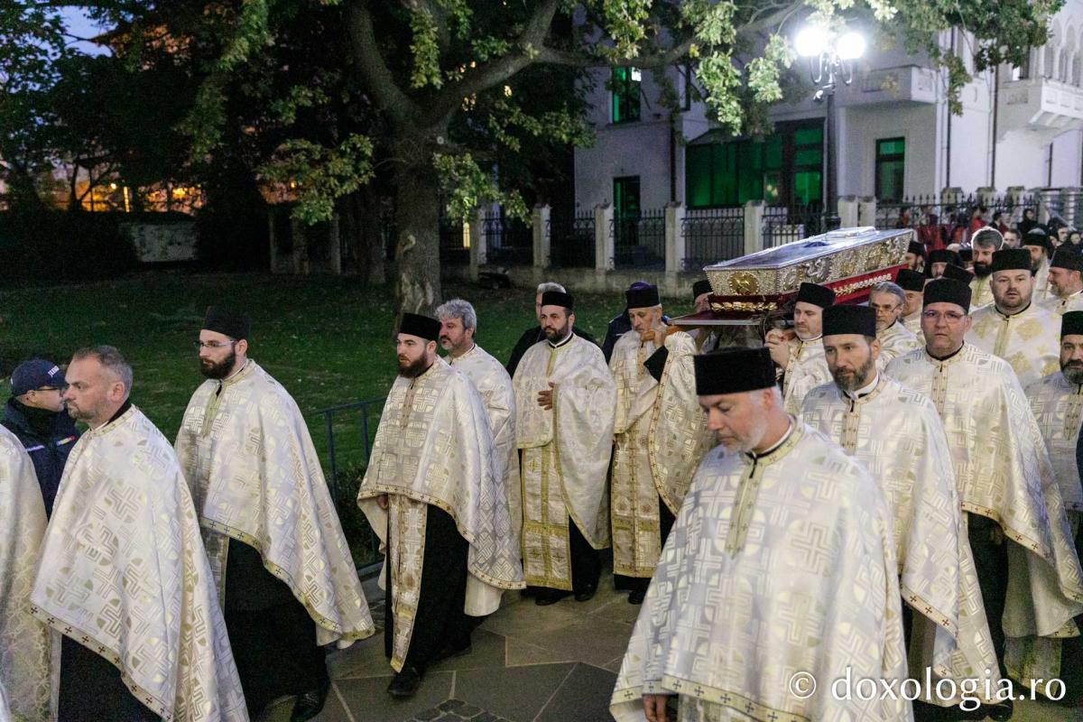 Procesiunea scoaterii spre închinare a moaștelor Sfintei Cuvioase Parascheva / Foto: pr. Silviu Cluci