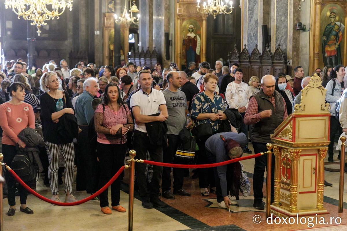 Slujbele din cadrul Hramului Sfintei Parascheva continuă în Catedrala Mitropolitană din Iași / Foto: pr. Silviu Cluci