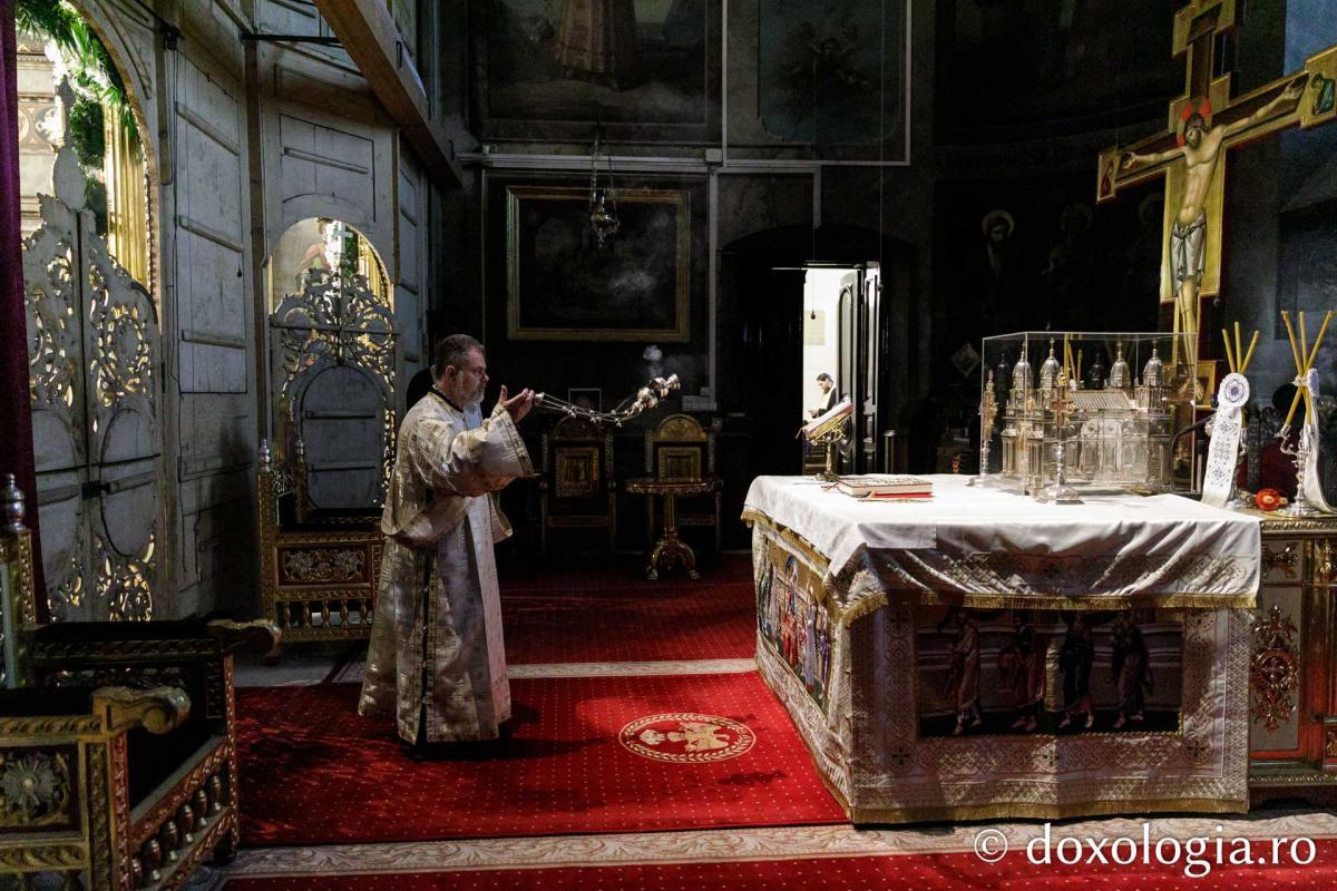 Slujbele din cadrul Hramului Sfintei Parascheva continuă în Catedrala Mitropolitană din Iași / Foto: pr. Silviu Cluci