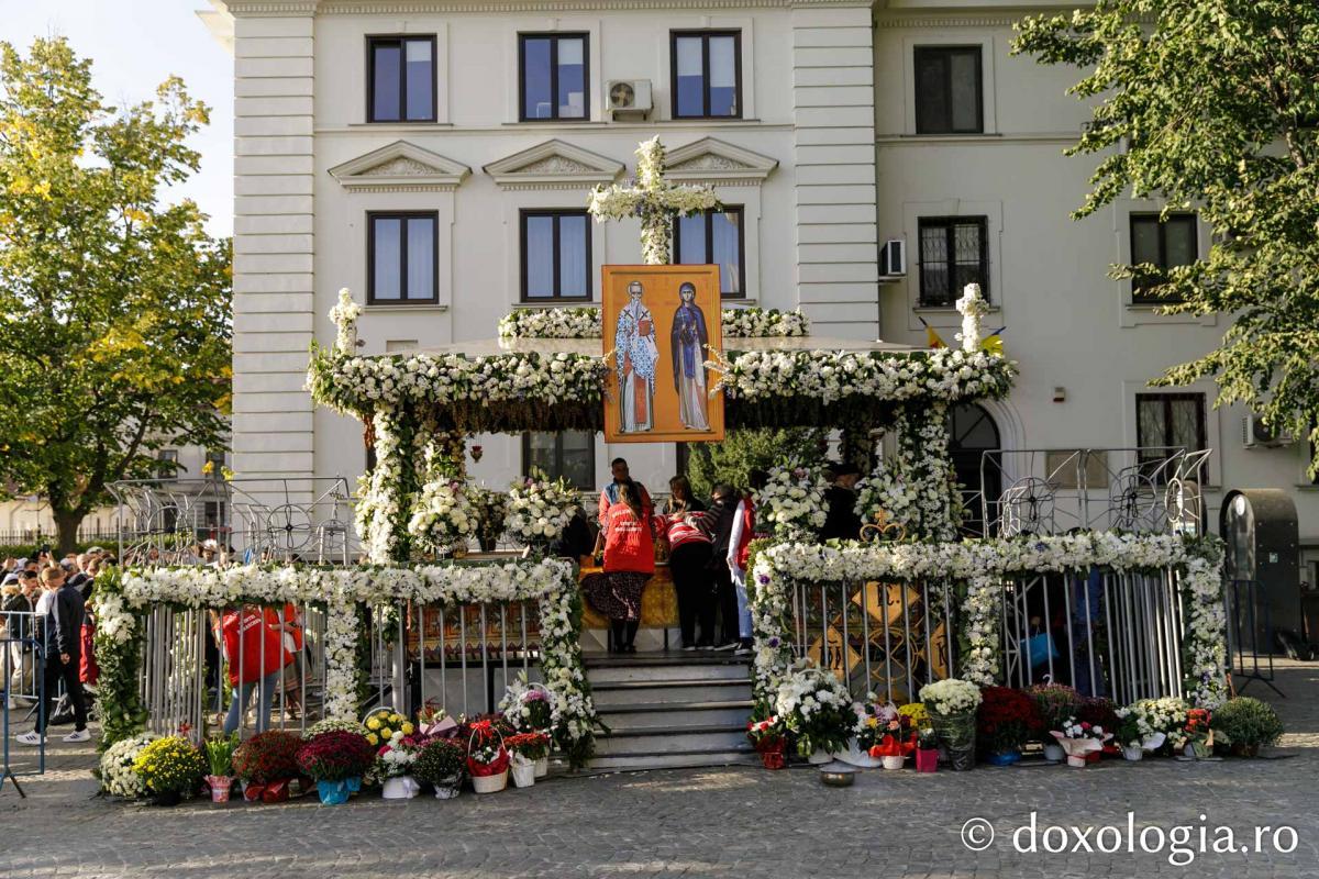 Slujbele din cadrul Hramului Sfintei Parascheva continuă în Catedrala Mitropolitană din Iași / Foto: pr. Silviu Cluci