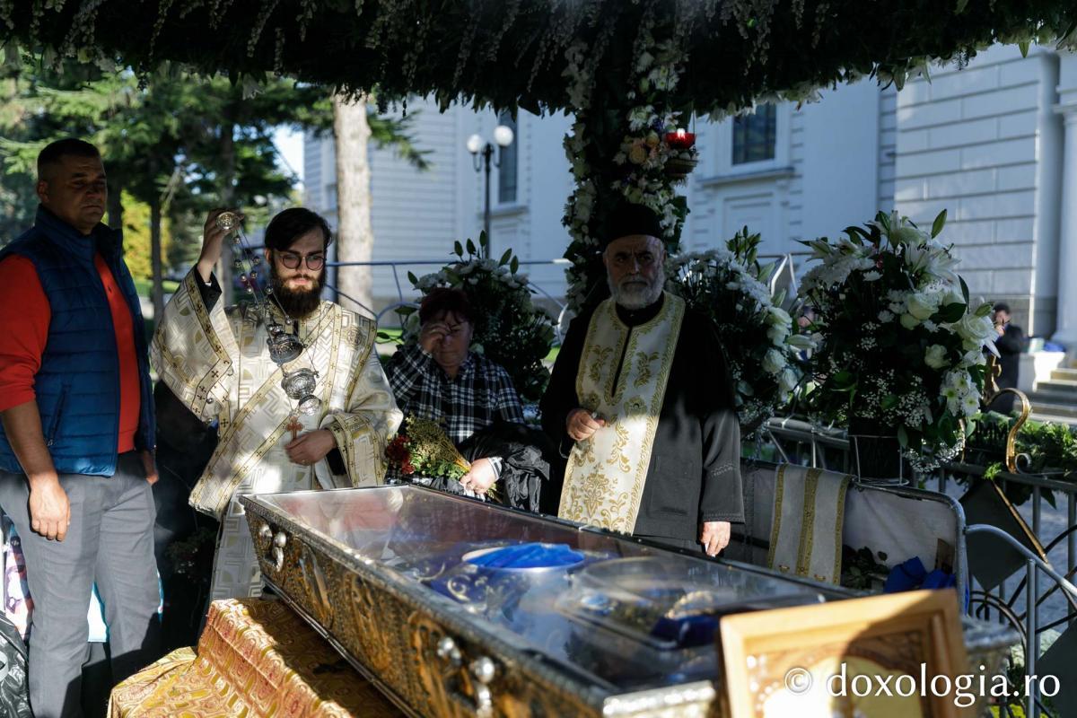 Slujbele din cadrul Hramului Sfintei Parascheva continuă în Catedrala Mitropolitană din Iași / Foto: pr. Silviu Cluci