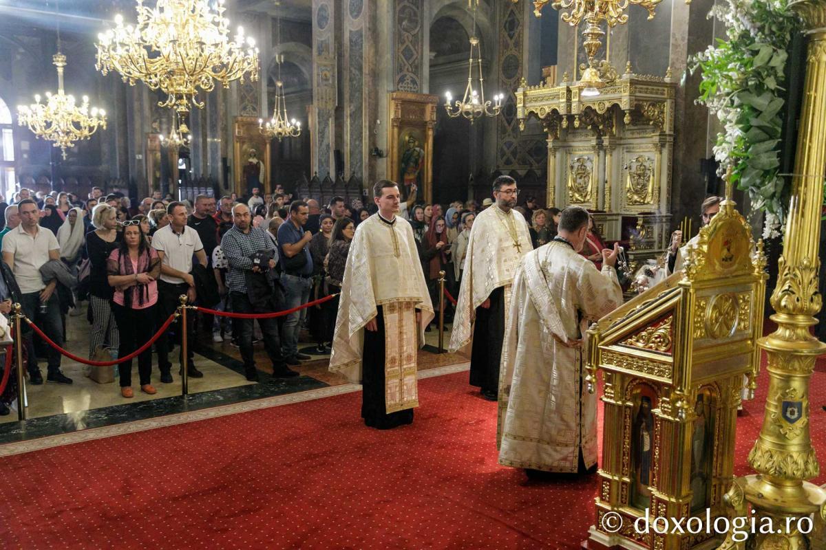 Slujbele din cadrul Hramului Sfintei Parascheva continuă în Catedrala Mitropolitană din Iași / Foto: pr. Silviu Cluci