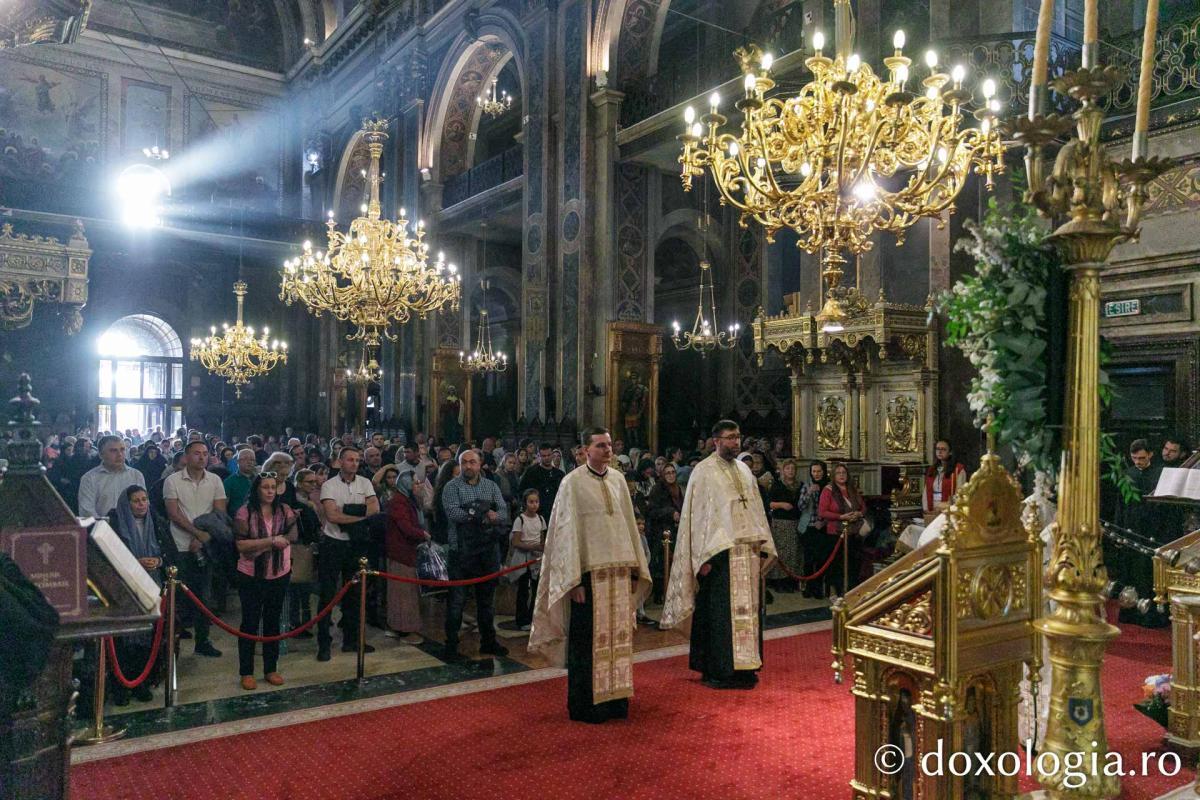 Slujbele din cadrul Hramului Sfintei Parascheva continuă în Catedrala Mitropolitană din Iași / Foto: pr. Silviu Cluci