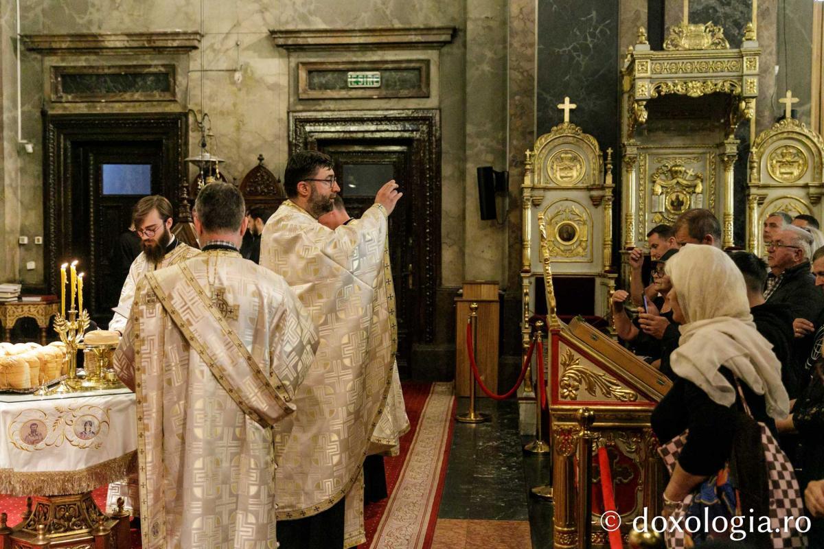 Slujbele din cadrul Hramului Sfintei Parascheva continuă în Catedrala Mitropolitană din Iași / Foto: pr. Silviu Cluci