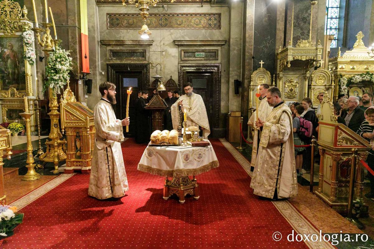 Slujbele din cadrul Hramului Sfintei Parascheva continuă în Catedrala Mitropolitană din Iași / Foto: pr. Silviu Cluci