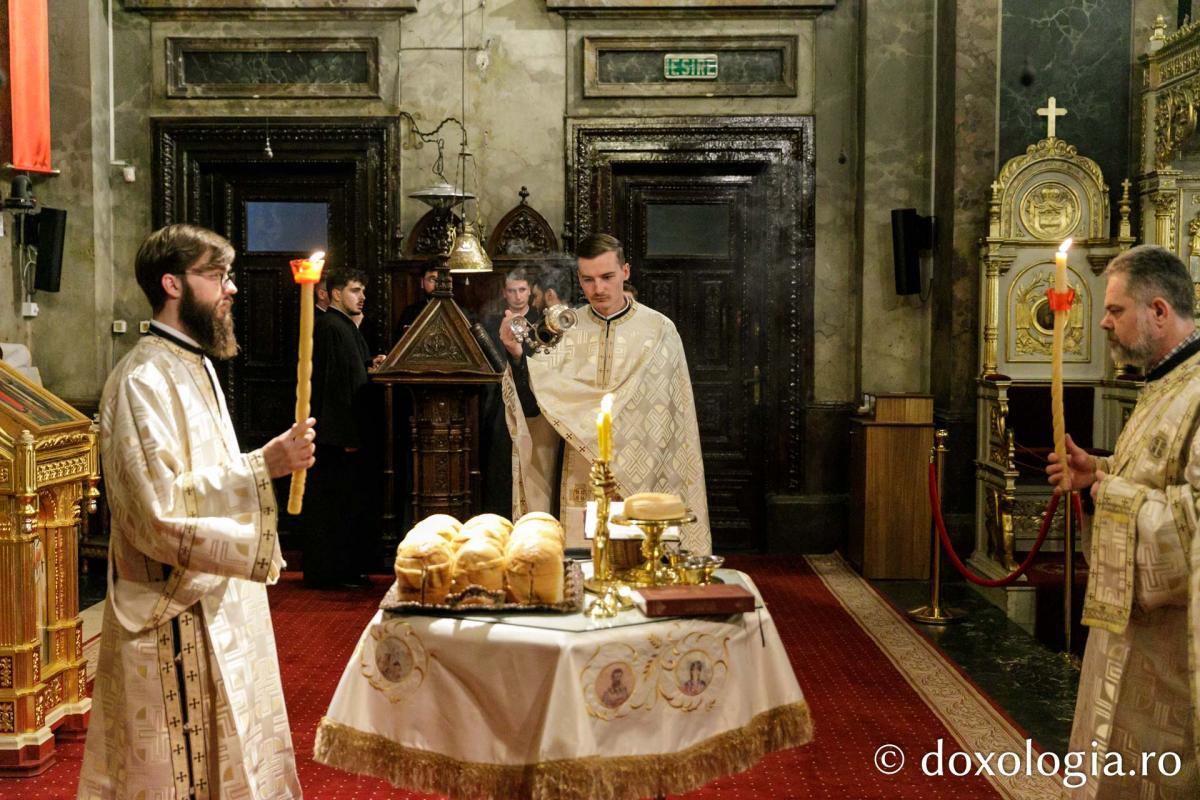 Slujbele din cadrul Hramului Sfintei Parascheva continuă în Catedrala Mitropolitană din Iași / Foto: pr. Silviu Cluci