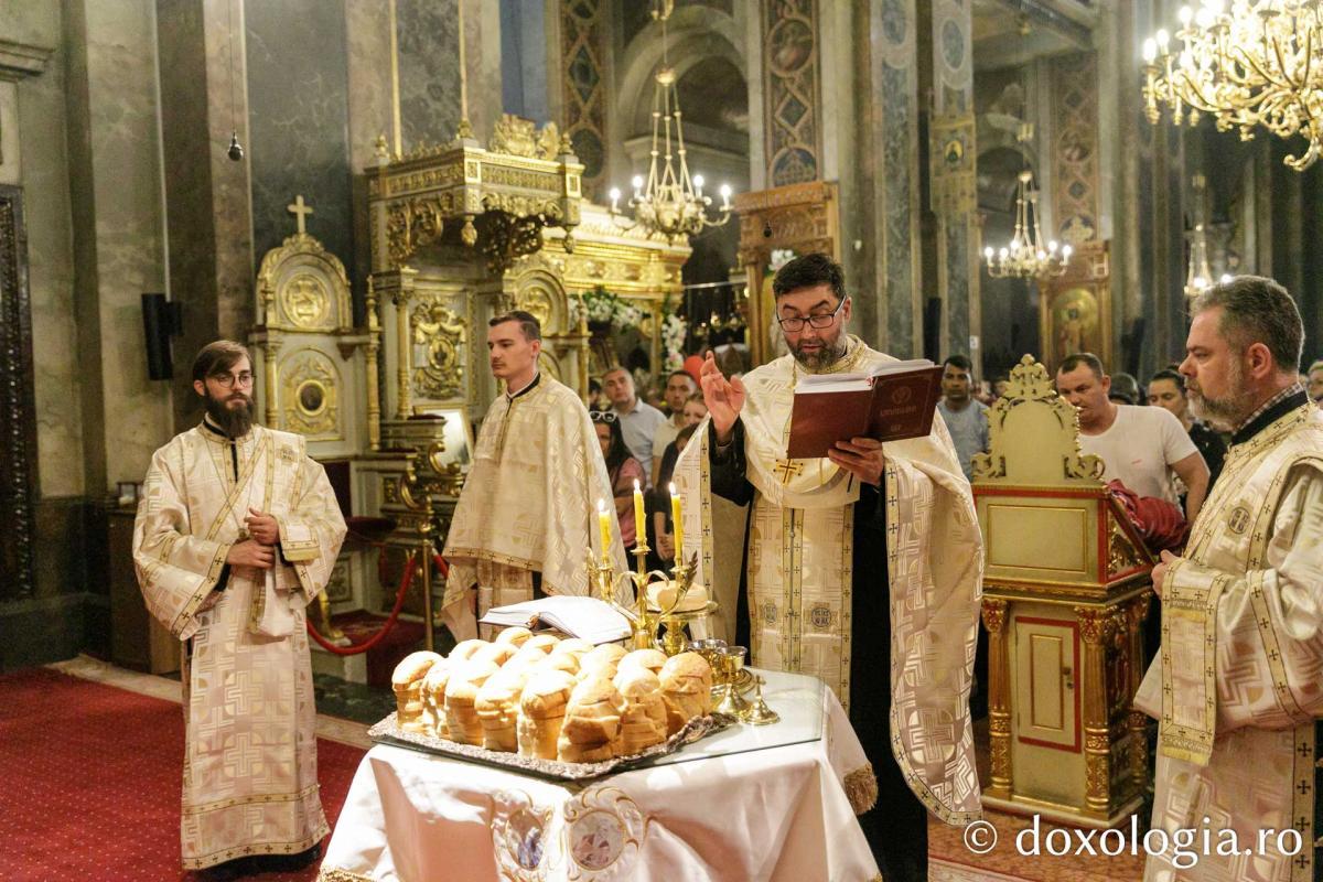 Slujbele din cadrul Hramului Sfintei Parascheva continuă în Catedrala Mitropolitană din Iași / Foto: pr. Silviu Cluci