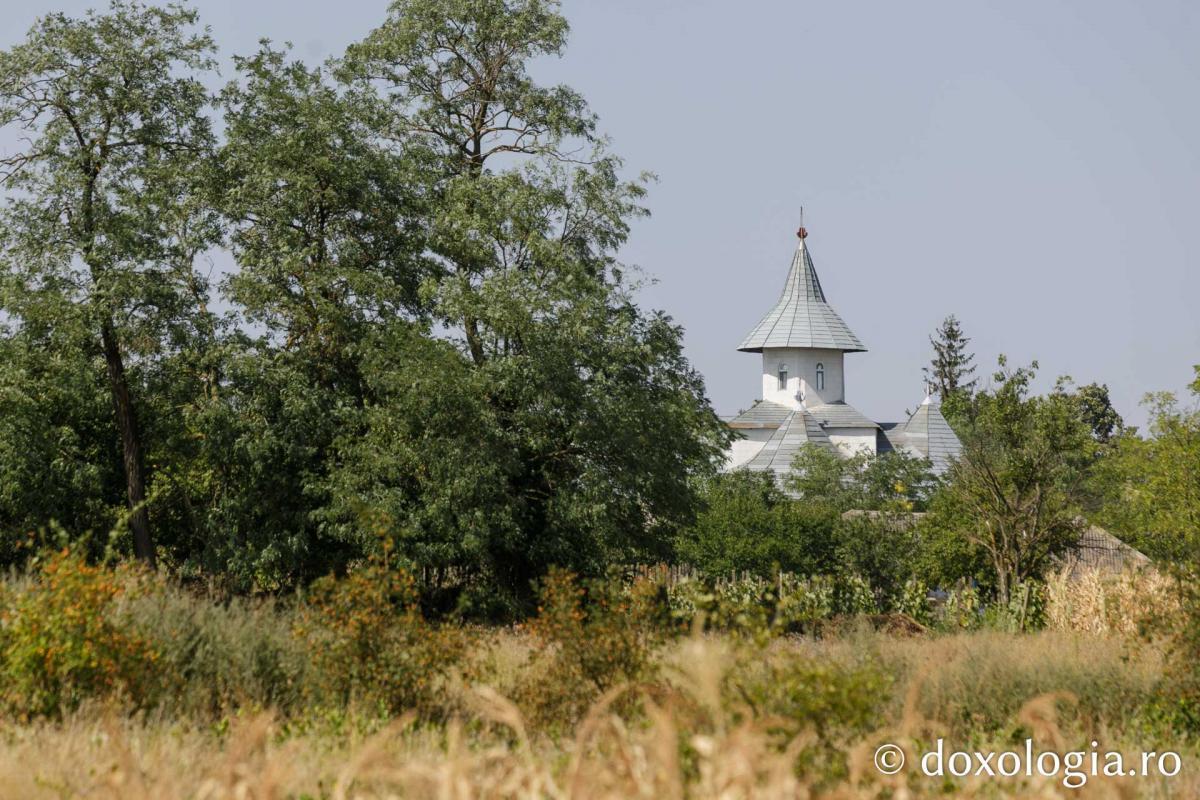 Biserica cu hramul „Duminica Tuturor Sfinților” din localitatea Căuești în așteptarea veșmântului de sfințire / Foto: pr. Silviu Cluci