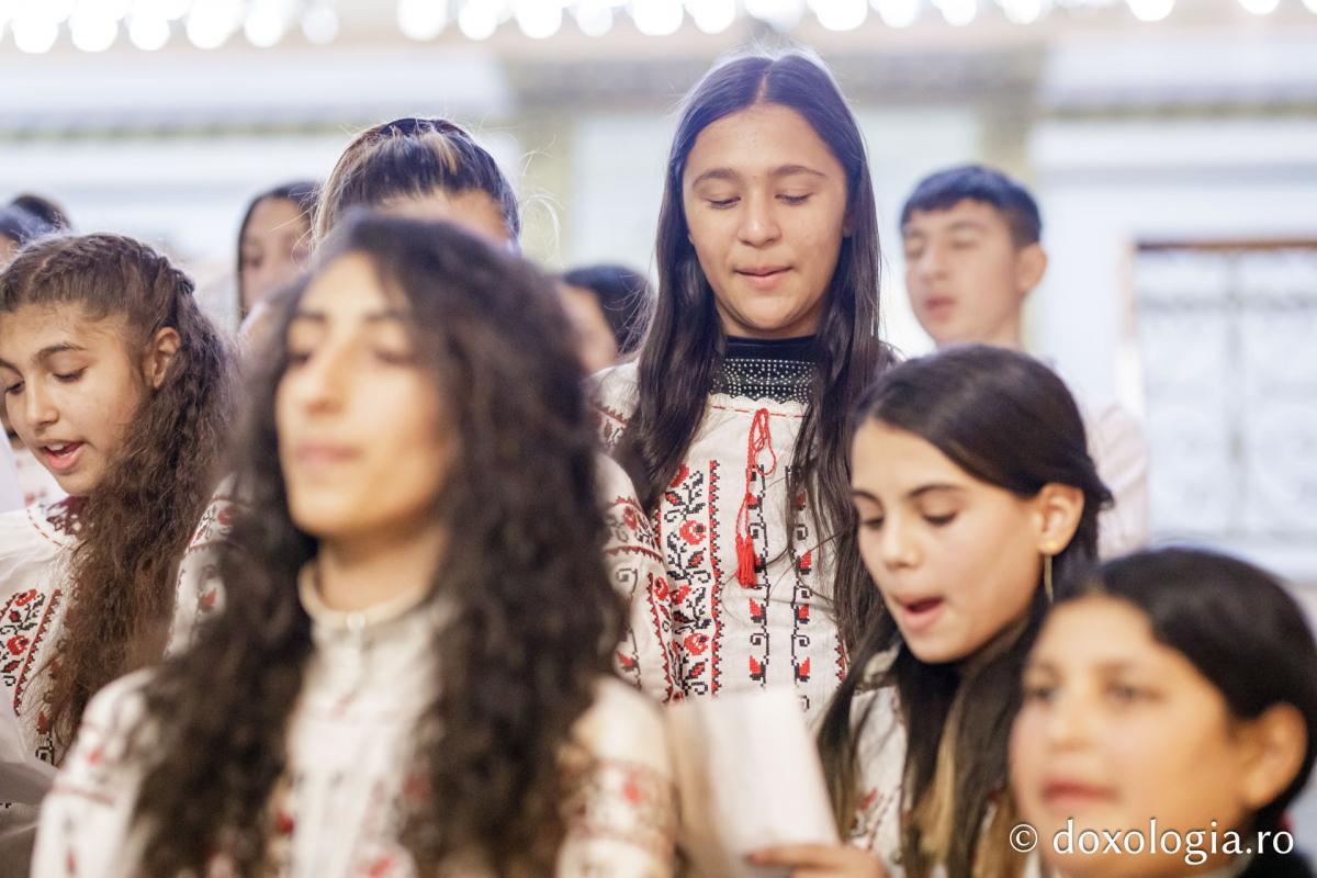Parohia Crucea | Colindători la Reședința Mitropolitană