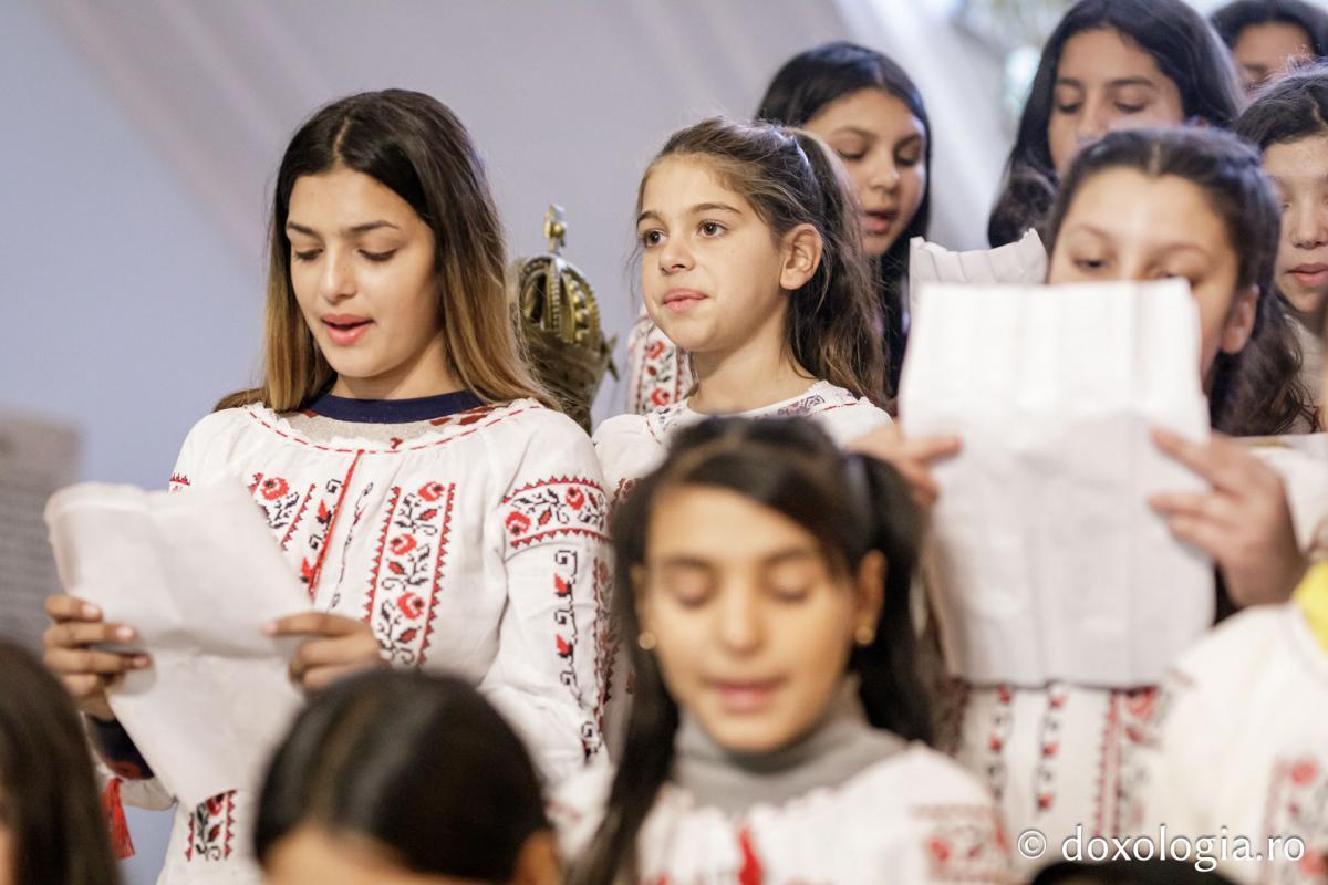 Parohia Crucea | Colindători la Reședința Mitropolitană