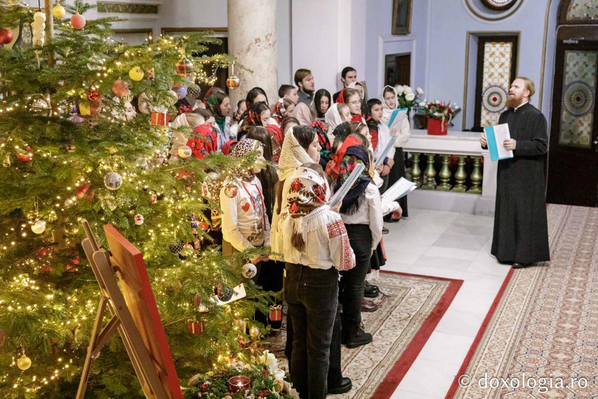 Parohia Liteni | Colindători la Reședința Mitropolitană Parohia Liteni | Colindători la Reședința Mitropolitană