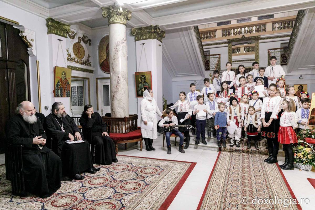 Parohiile Sf. Andrei și Talpalari din Iași | Colindători la Reședința Mitropolitană