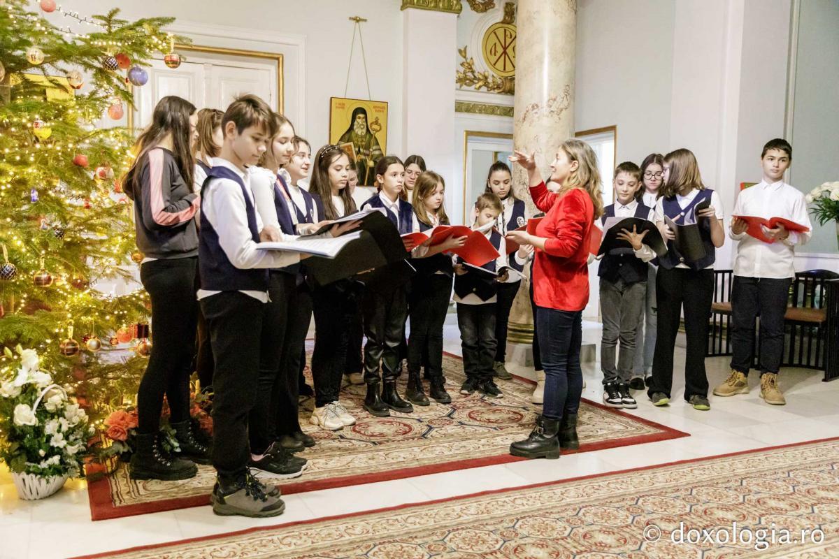 Școala „B.P. Hașdeu” din Iași | Colindători la Reședința Mitropolitană