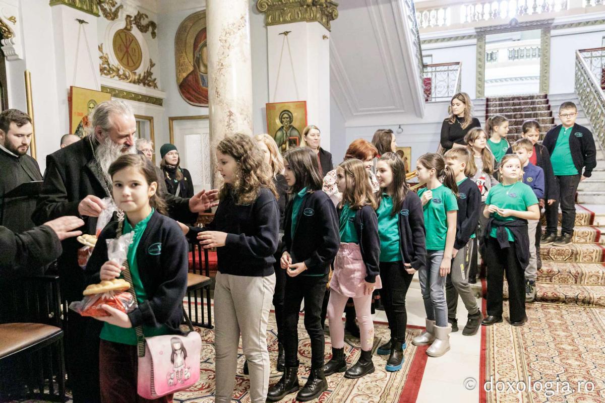 Școala Primară Euroed | Colindători la Reședința Mitropolitană