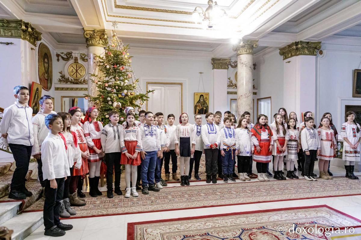 Școala „Ion Simionescu” din Iași – Colindători la Reședința Mitropolitană 2024 Școala „Ion Simionescu” din Iași – Colindători la Reședința Mitropolitană 2024
