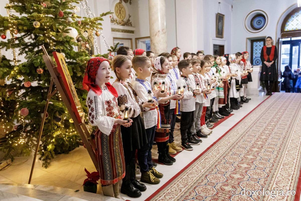 Școala „Ion Simionescu” din Iași, clasa a II-a C – Colindători la Reședința Mitropolitană 2024 Școala „Ion Simionescu” din Iași, clasa a II-a C – Colindători la Reședința Mitropolitană 2024