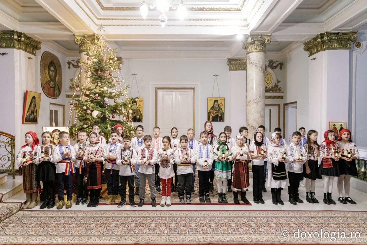 Școala „Ion Simionescu” din Iași, clasa a II-a C – Colindători la Reședința Mitropolitană 2024 Școala „Ion Simionescu” din Iași, clasa a II-a C – Colindători la Reședința Mitropolitană 2024