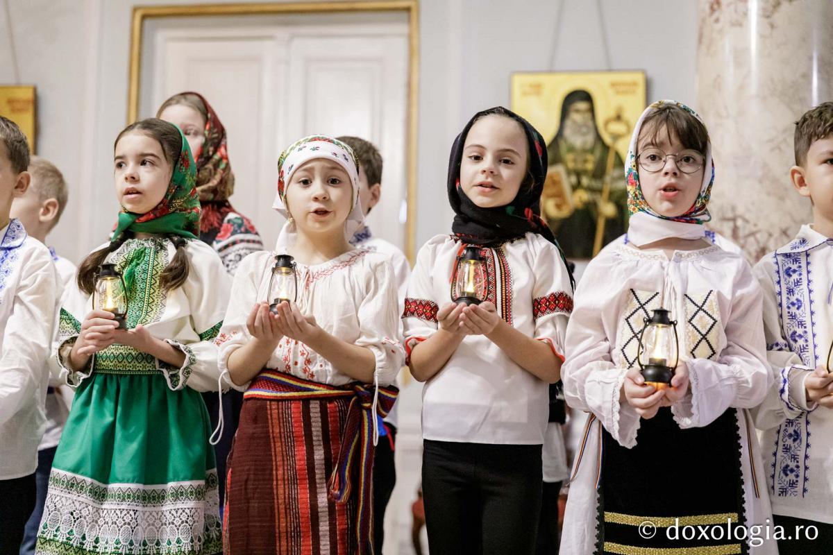 Școala „Ion Simionescu” din Iași, clasa a II-a C – Colindători la Reședința Mitropolitană 2024 Școala „Ion Simionescu” din Iași, clasa a II-a C – Colindători la Reședința Mitropolitană 2024