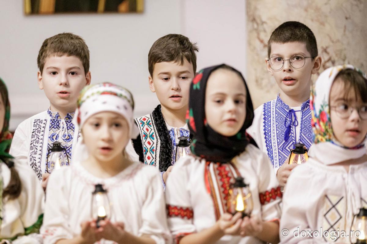 Școala „Ion Simionescu” din Iași, clasa a II-a C – Colindători la Reședința Mitropolitană 2024 Școala „Ion Simionescu” din Iași, clasa a II-a C – Colindători la Reședința Mitropolitană 2024