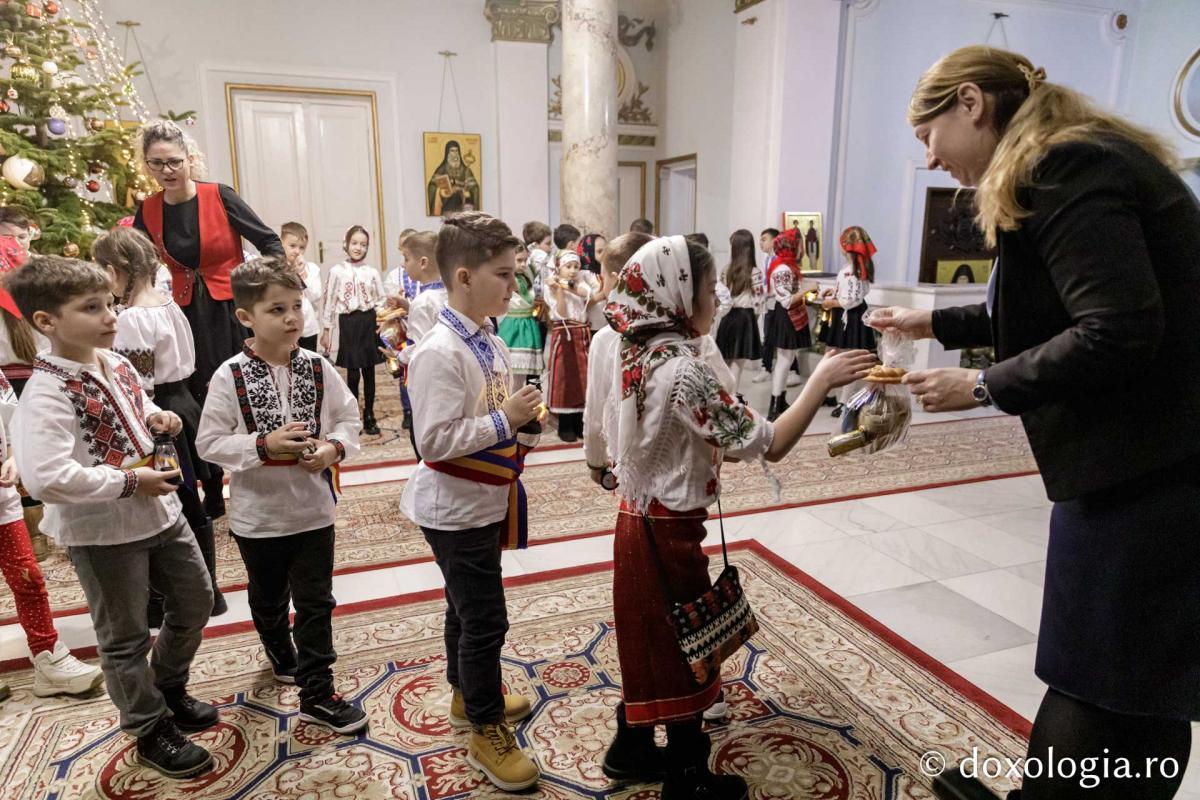 Școala „Ion Simionescu” din Iași, clasa a II-a C – Colindători la Reședința Mitropolitană 2024 Școala „Ion Simionescu” din Iași, clasa a II-a C – Colindători la Reședința Mitropolitană 2024